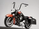 0809_hrbp_01_z+2003_harley_davidson_police_road_king+front_left_view.webp