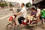 9218279-conductor-de-la-moto-y-el-pasajero-en-beijing-china--el-17-de-julio-de-2010.webp