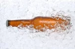 3285905-cerveza-fr-a-en-reposo-en-un-mont-n-de-hielo-picado.webp