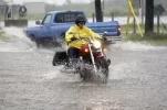 Moto+bajo+lluvia.webp