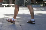 1055151_un_hombre_un_calcet_n.webp