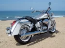0810_crup_03_z+2005_harley_davidson_road_king_custom+2006_honda_shadow_aero_750_side_rear_view.webp