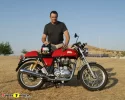 Royal Enfield Continental GTTomás posando.webp