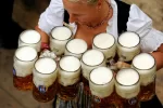 Camarera-Oktoberfest-foto-de-ONT-ALEMANIA.webp
