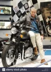 steve-mcqueen-lookalike-mark-myers-plantea-en-la-triumph-bonneville-t100-steve-mcqueen-edicio...webp