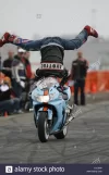 los-motociclistas-stunt-truco-hacer-el-pino-moto-stunt-ninguna-propiedad-release-stuntshow-ve...webp