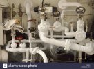 tubos-de-congelados-en-nitrogeno-liquido-extremadamente-frio-del-deposito-de-almacenamiento-j7...jpg