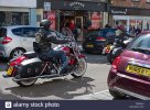 un-miembro-del-grupo-propietario-de-harley-davidson-montando-su-2014-harley-davidson-flhrc-roa...jpg