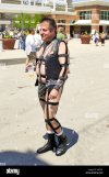 adult-gay-hombre-vestido-de-cuero-ropa-de-servidumbre-en-el-festival-del-orgullo-gay-de-milwau...jpg