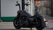 2017-harley-davidson-road-king-gets-fat-and-dark-looks-almost-vintage_7.jpg