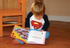 logo-ni%F1o%20mirando%20libro.webp