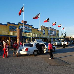 Restaurante "THE BIG TEXAN STEAKRANCH" con una de sus limusinas.