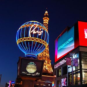 Hotel - Casino PARIS en Las Vegas, con torrel Eiffel y todo.