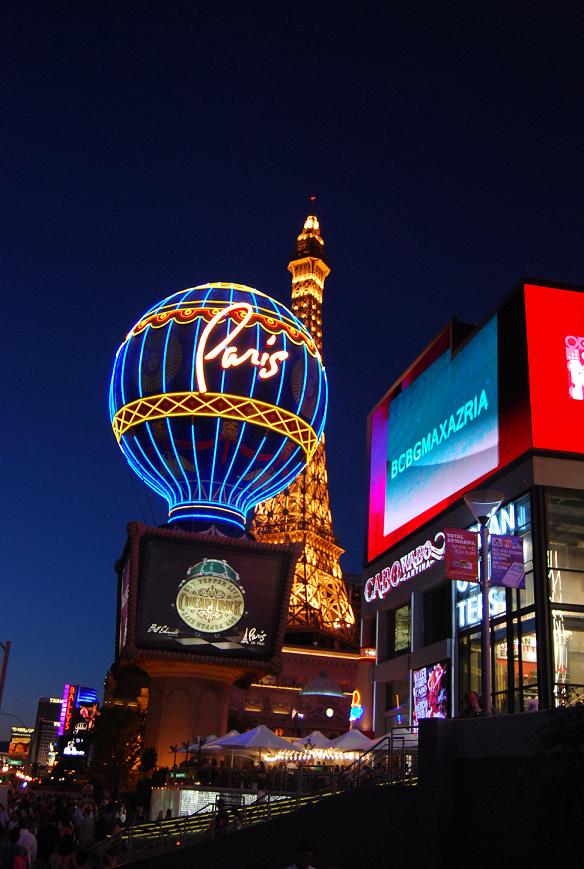 Hotel - Casino PARIS en Las Vegas, con torrel Eiffel y todo.