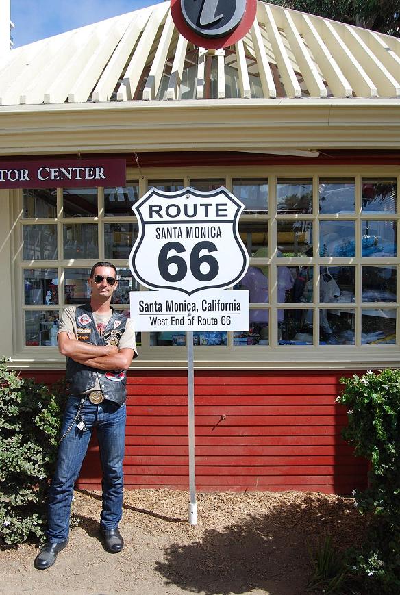 Placa indicativa de final o comienzo de la ruta (es una de las 2 que hay en la playa de Santa Monica, Los Angels).