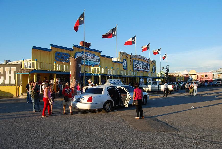 Restaurante "THE BIG TEXAN STEAKRANCH" con una de sus limusinas.